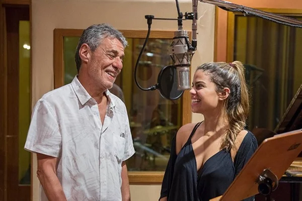 Neta de Chico e filha de Brown, Clara Buarque sensualiza na piscina