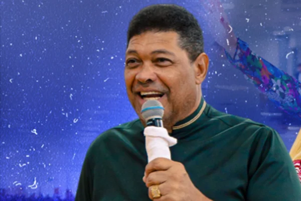 Pastor Valdemiro durante culto da Igreja Mundial do Poder de Deus