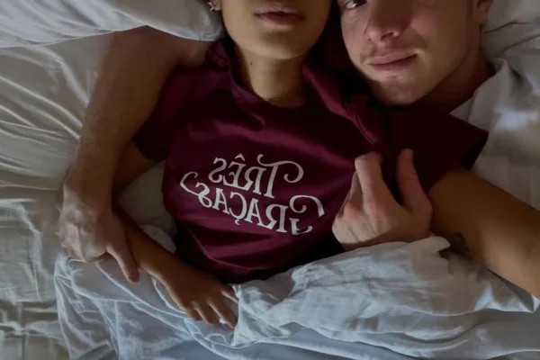 Foto colorida de Pedro Novaes e Eduarda Villar - Metrópoles