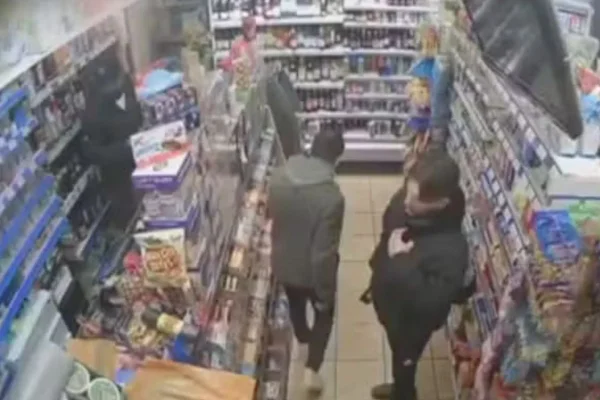 Imagem câmera de segurança de mercado onde aconteceu o reencontro entre pai e filho