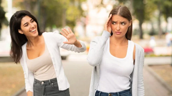 Mulher sendo ignorada por outra mulher