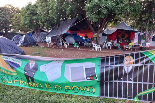 faixa com os dizeres Supremos é o povo - Metrópoles