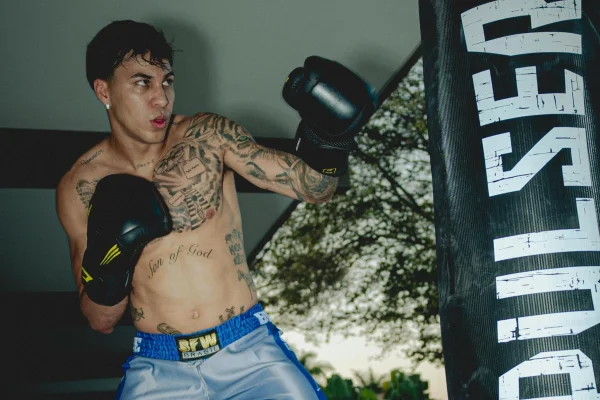 Kaio Jorge treina boxe em mês de clássico mineiro e agita as redes sociais