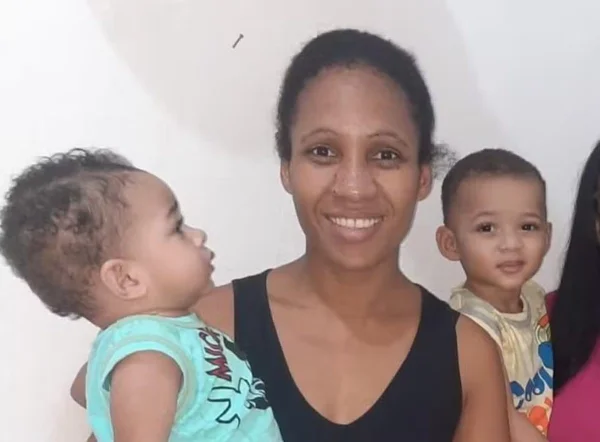 mãe e dois filhos
