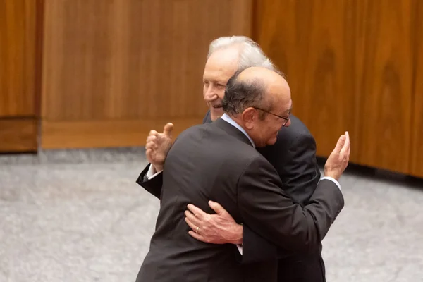 Lewandowski e Gilmar Mendes se abraçam