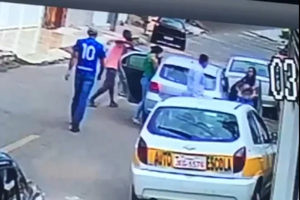 Vídeo: mãe impede que filho seja levado em carro durante assalto no DF