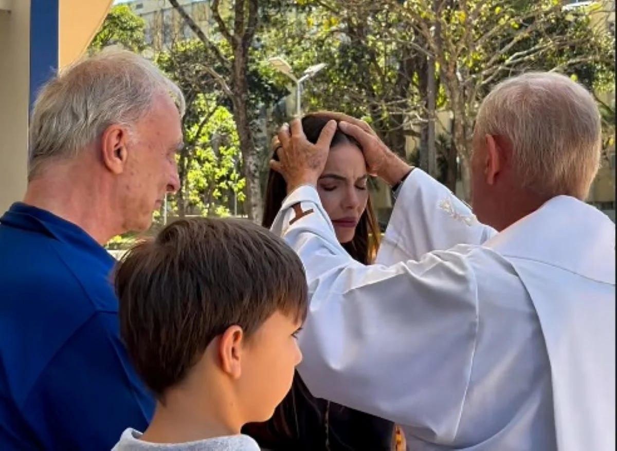 Paula Belmonte começou o primeiro dia de campanha com uma missa na igrejinha da 308 Sul Paula Belmonte começou o primeiro dia de campanha com uma missa na igrejinha da 308 Sul