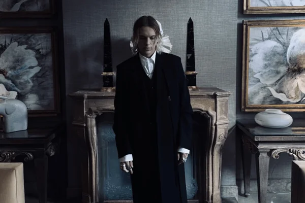 foto com cor. ator jamie campbell bower - metrópoles