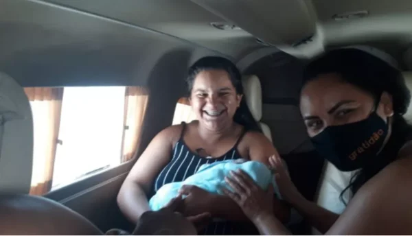 Mulher dá à luz em pleno voo, 15 minutos depois de entrar em avião