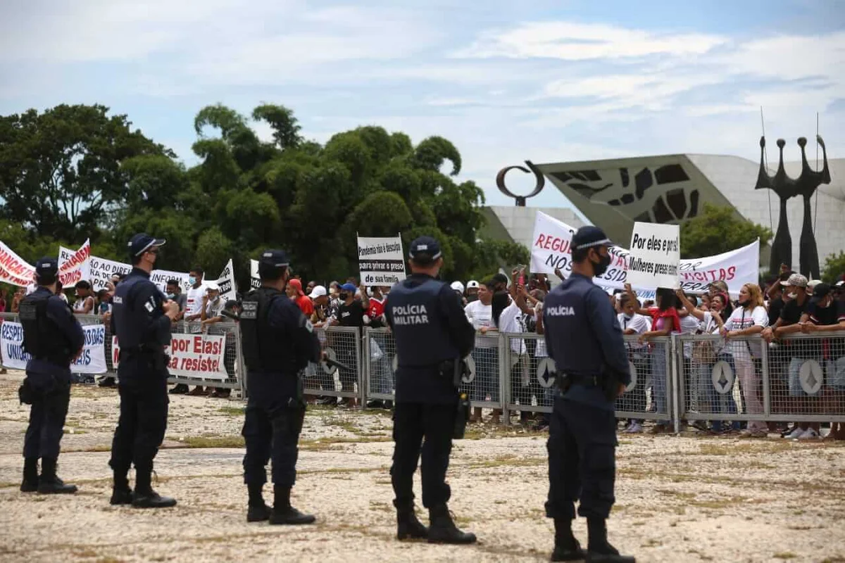 Familiares de presos protestam por condições humanitárias no sistema prisional Familiares de presos protestam por condições humanitárias no sistema prisional