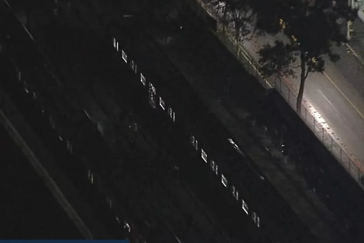 Falta de energia afeta operação das linhas 11, 12 e 13 de trem; na foto, pessoas caminham nos trilhos na estação Tatuapé Falta de energia afeta operação das linhas 11, 12 e 13 de trem; na foto, pessoas caminham nos trilhos na estação Tatuapé