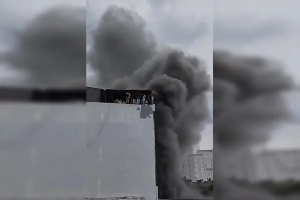 Imagem colorida de fumaça subindo na Indonésia