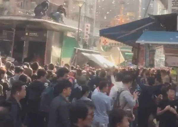 Polícia de Hong Kong prende homem que jogou dinheiro de prédio