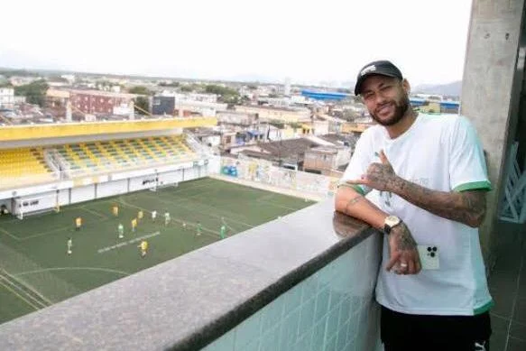 Engana-se quem pensa que o craque Neymar vive só de baladas