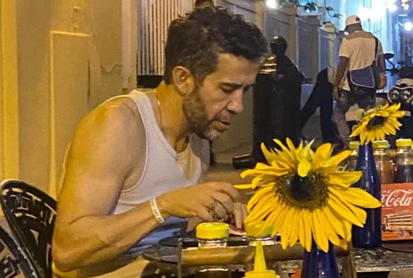 O deputado André Janones em bar em Cuba