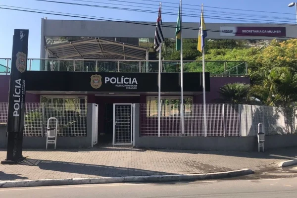 Imagem colorida da fachada de uma delegacia