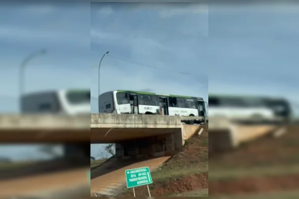 Ônibus perde controle e bate em mureta na Ponte do Bragueto