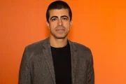 Marcius Melhem posa, sério, durante evento