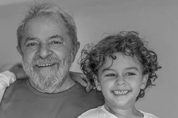 Governo do Paraná libera avião para Lula ir ao enterro do neto