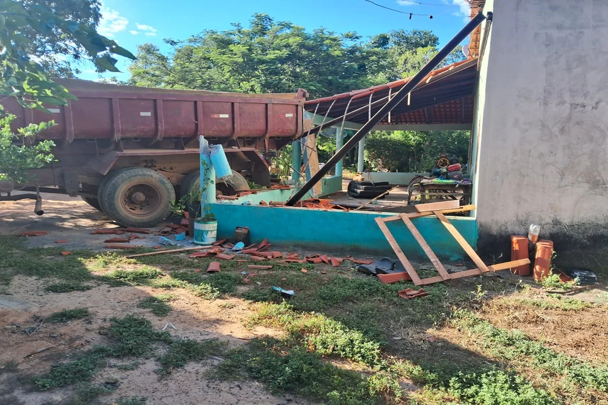 Caminhão estacionado após o acidente Caminhão estacionado após o acidente