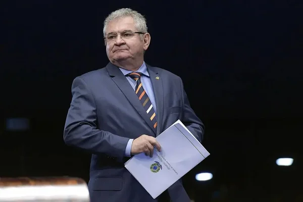 Presidente da CPI das Fake News está entre parlamentares que receberam verba extra
