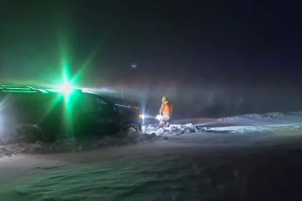 Foto colorida de carro preso em meio a nevasca no Chile - Metrópoles
