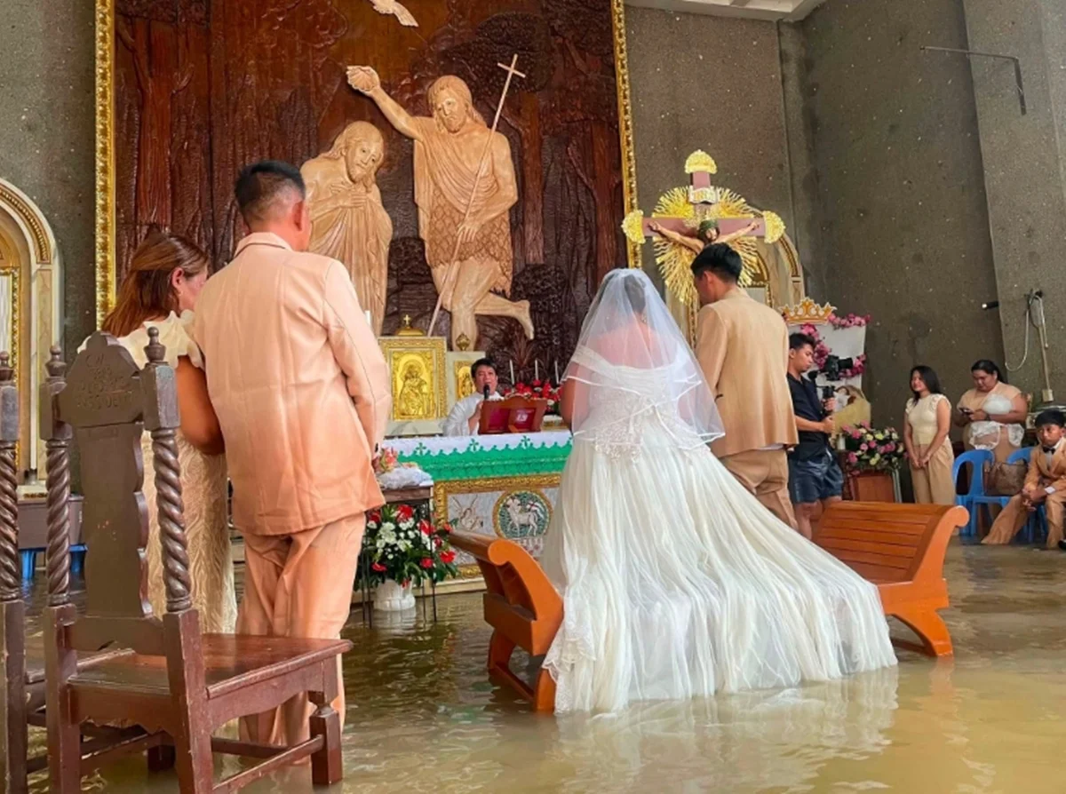 Cerimônia de casamento católica aconteceu debaixo d'água, mesmo após a paróquia não recomendar Cerimônia de casamento católica aconteceu debaixo d'água, mesmo após a paróquia não recomendar