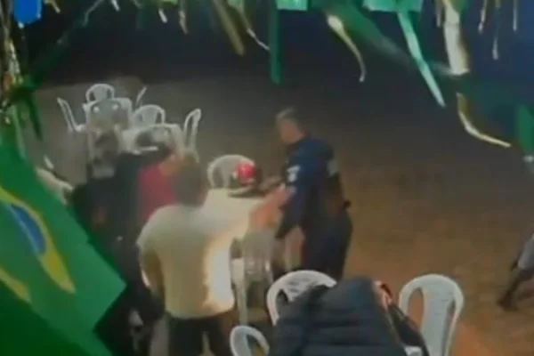 PM dá tapa no rosto de motoboy que andava com capacete levantado