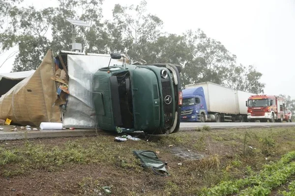 Acidente entre dois caminhões e carro mata motorista na BR-080