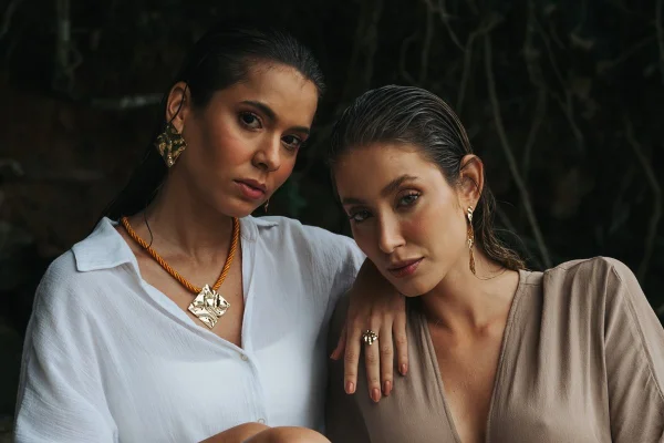 Modelos com semijoias