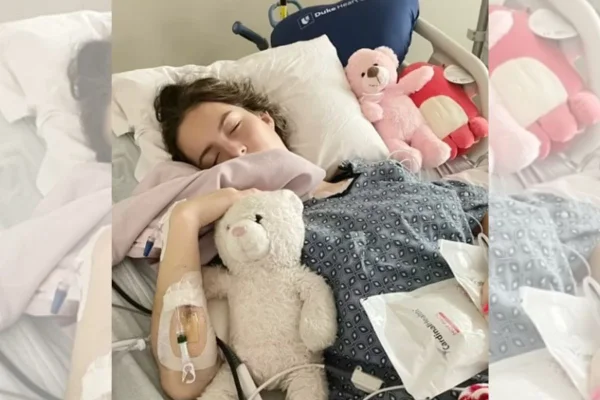 Adolescente deitada em cama de hospital com ursinhos de pelúcia - Metrópoles