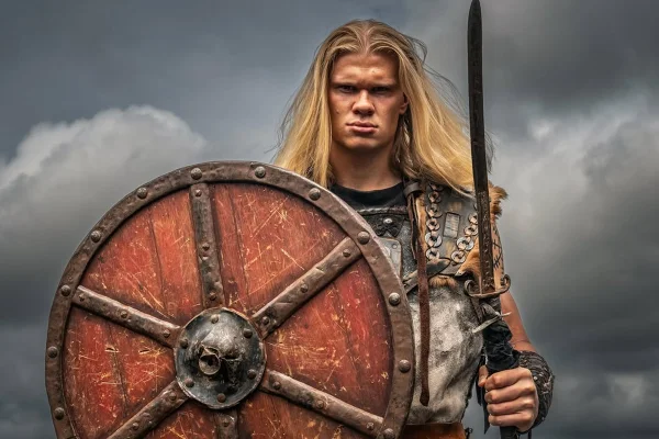 Foto colorida de homem com os trajes dos povos vikings. Haland tem sido chamado de Megatron - Metrópoles