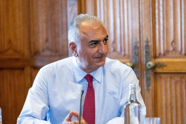 Na foto o filho do último Xá do Irã, Reza Pahlavi
