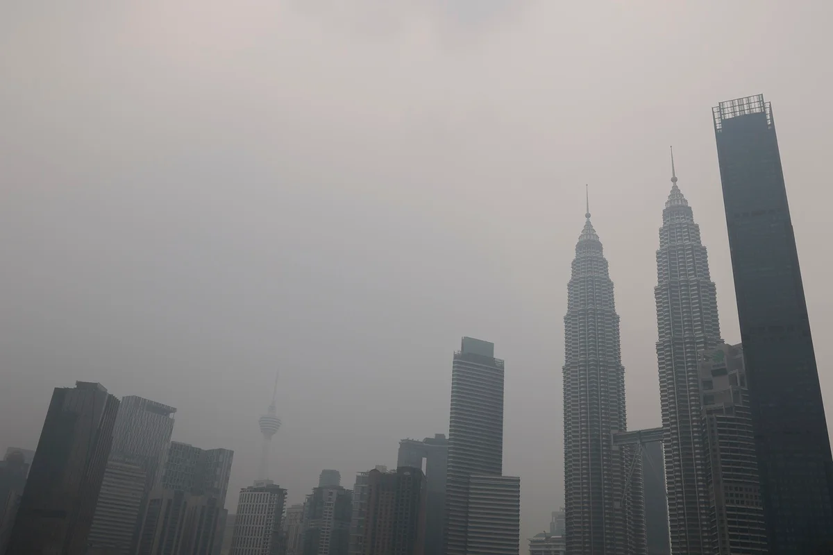 Uma vista mostra Kuala Lumpur envolta em neblina de fumaça, à medida que a qualidade do ar se deteriora em vários estados da Malásia
