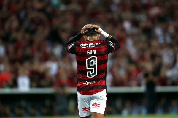 Gabigol lamentando em empate contra o Palmeiras pelo Brasileirão 2022