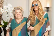 Adriane Galisteu e Dona Emma posam com looks iguais Adriane Galisteu e Dona Emma posam com looks iguais