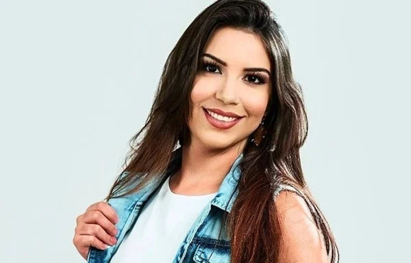 Cantora capixaba Dayane Oliveira de regata branca e colete jeans - Metrópoles