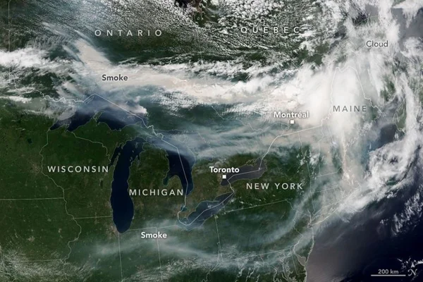 A fumaça dos incêndios florestais avança para leste sobre o Canadá e os EUA.
