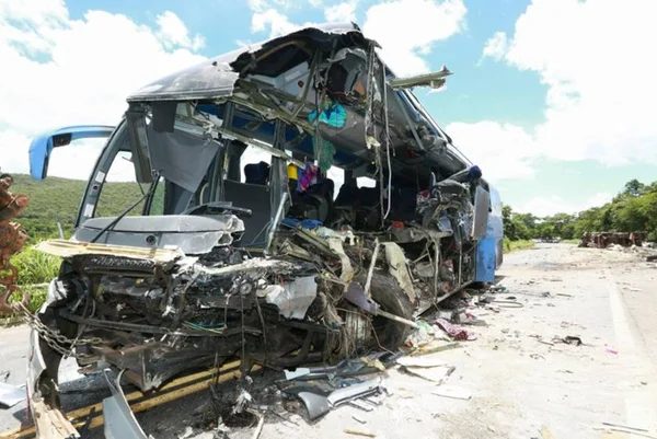 Batida entre ônibus e carreta no Entorno do DF deixa mortos e feridos