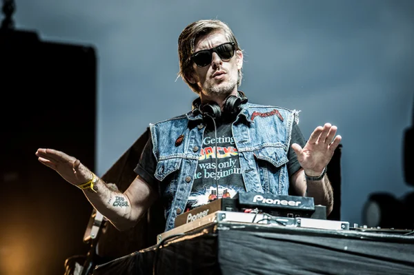 Imagem colorida do DJ Kavinsky, tocando em evento - Metrópoles