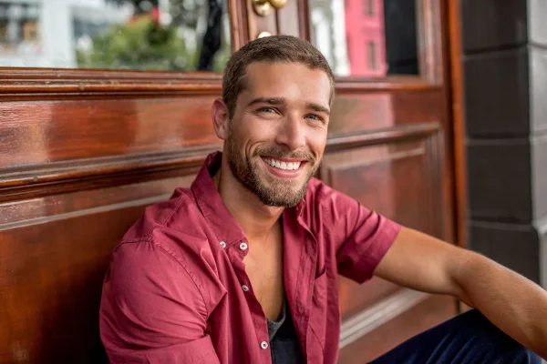 Foto colorida homem sorrindo