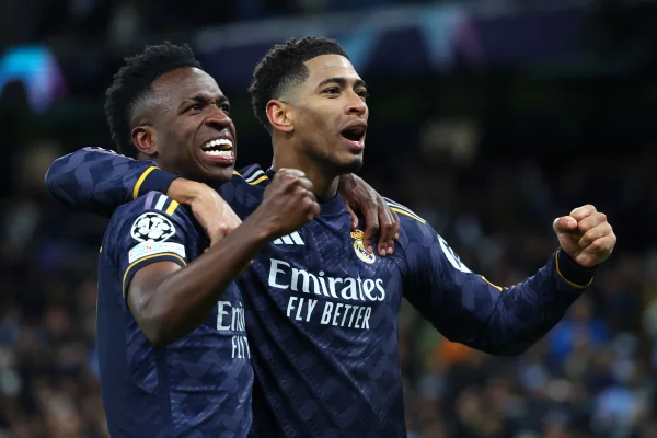 Foto colorida de Vini Jr. e Bellingham, do Real Madrid - Metrópoles