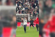 Torcida do Platense invade campo após eliminação na Libertadores Torcida do Platense invade campo após eliminação na Libertadores