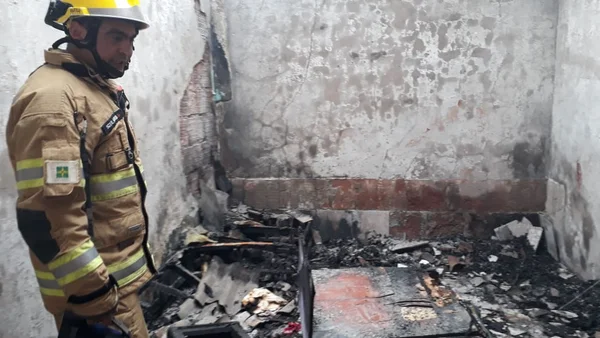 Casa pega fogo e vizinho salva mulher inconsciente no DF