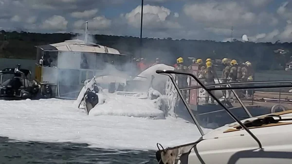 Veja vídeos e fotos de acidente com lancha no Lago Paranoá