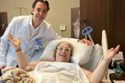 Mamma Bruschetta posa em leito hospitalar 