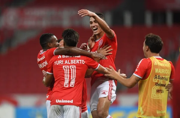 Inter leva susto, mas bate o Fortaleza e fica a um ponto do líder São Paulo