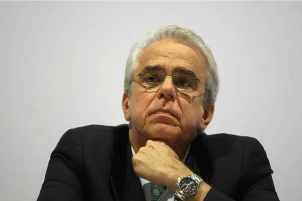 Castello Branco aceita convite para assumir comando da Petrobras