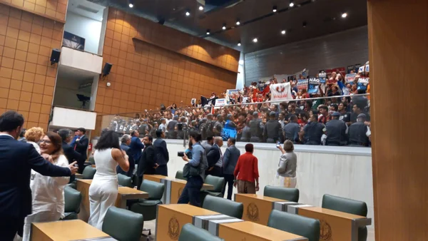 Imagem colorida mostra policiais e manifestantes contrários à privatização da Sabesp brigando em sessão na Alesp - Metrópoles