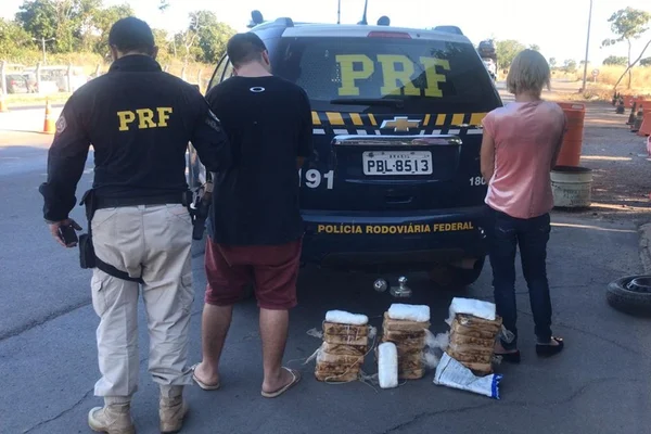 PRF prende mãe e filho com mais de 20 kg de cocaína escondida em carro
